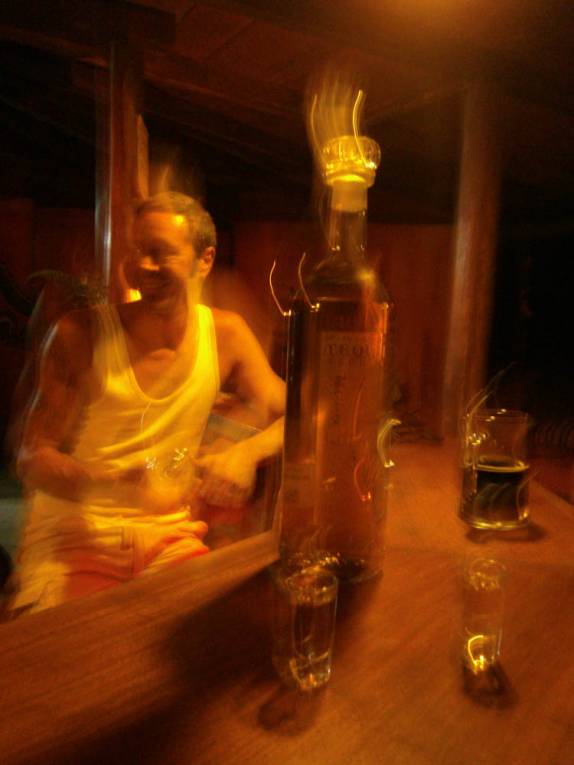 Noite regada à tequila, com o Chris, um dos donos da nossa pousada no rio Dulce, região de Livingston, na Guatemala